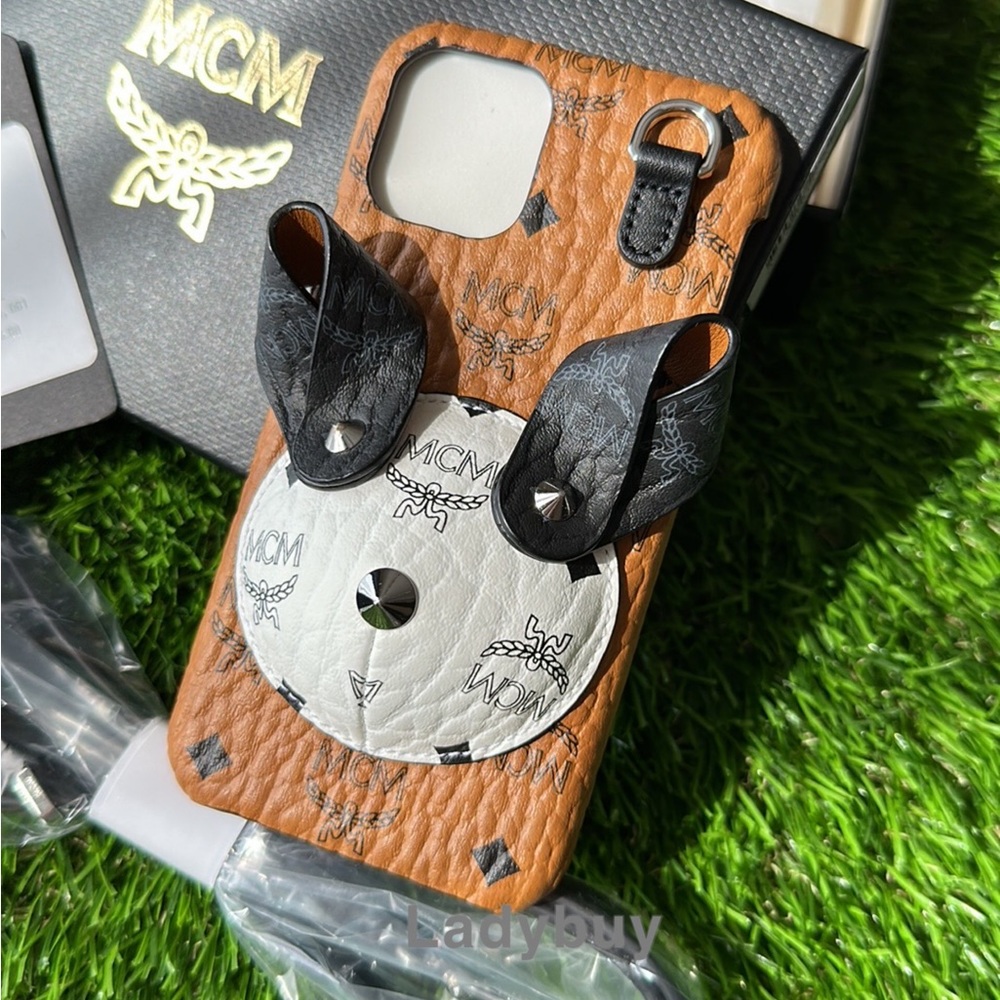 🐰MCM rabbit Cognac White Coated Canvas iPhone
11 Pro Case with Lanyard